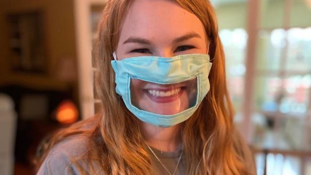 So sehen die Masken von Ashley Lawrence aus: Der transparente Einsatz ermöglicht Lippenlesen.