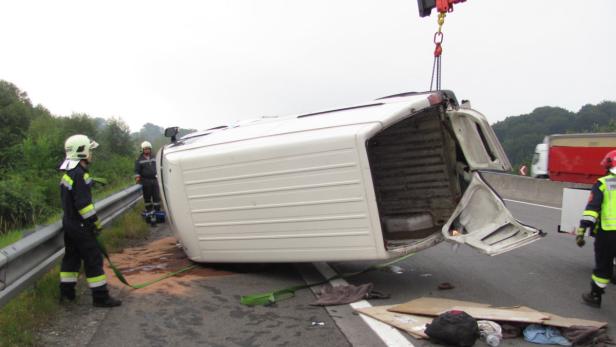 Ersthelfer am Unfallort berichteten, dass Menschen auf der Fahrbahn der A1 umhergelaufen seien.