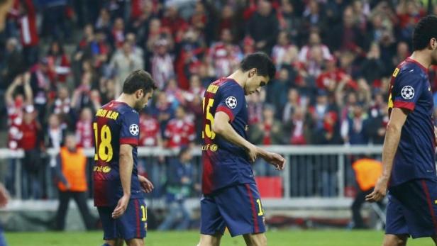 Barcelona&#039;s players react after losing 4-0 against Bayern Munich at the end of their Champions League semi-final first leg soccer match at Arena stadium in Munich, April 23, 2013. REUTERS/Michaela Rehle (GERMANY - Tags: SPORT SOCCER)