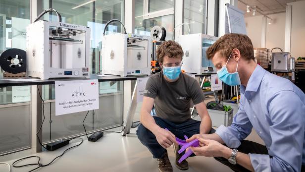 Die TU Graz produziert in ihren 3D-Drucker rund 10.000 Gesichtsschutzschilde für Ärzte der Steirischen Krankenanstalten