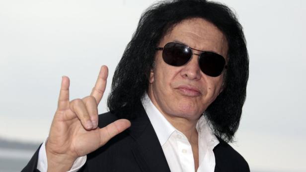 Gene Simmons von der Band Kiss macht das „Teufelshorn“-Handzeichen.