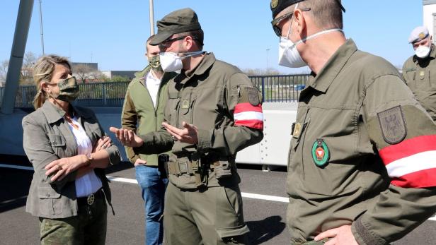 Verteidigungsministerin Klaudia Tanner besuchte am Dienstag die Soldaten am Grenzübergang Nickelsdorf