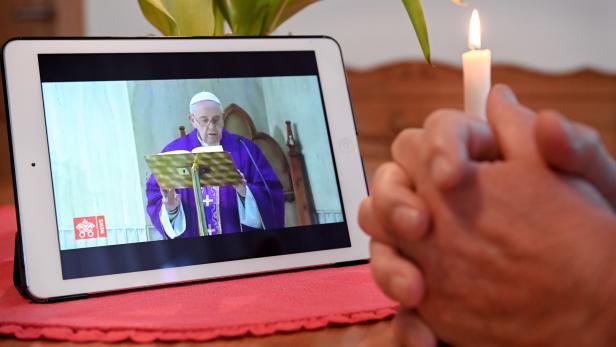 Auf diesem Tablet sehen sich die Nutzer den Gottesdienst von Papst Franziskus an