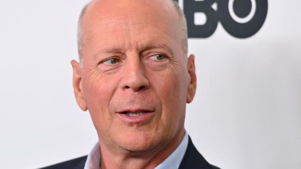 Corona-Quarantäne: Bruce Willis rasiert Tochter Tallulah den Kopf