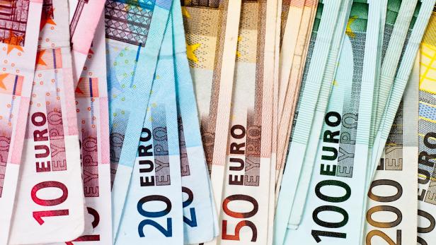 euro banknots in a row