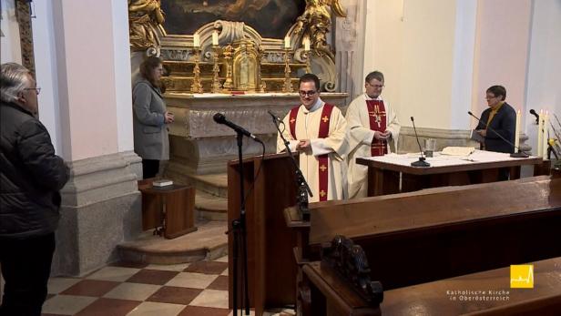 Bischof Scheuer (am Altar) bei der Gründonnerstagsmesse in der Priesterseminarkirche