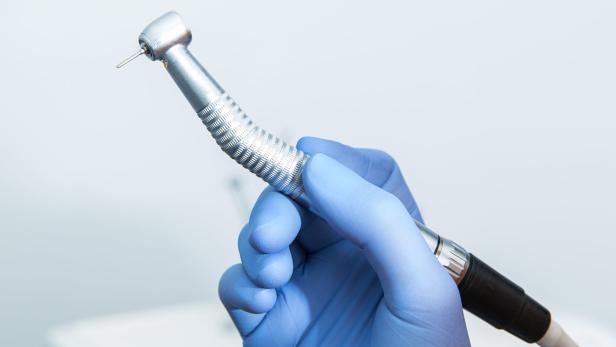 Sprühnebel, der bei der Arbeit an den Zähnen entsteht, kann Viren transportieren und Zahnärzte gefährden