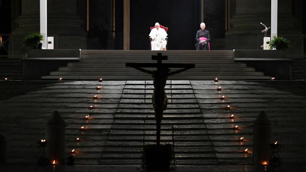 Papst betete Kreuzweg auf fast menschenleerem Petersplatz