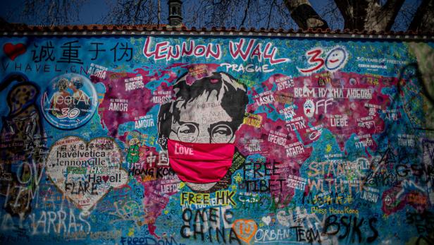Gedenkmauer für John Lennon in Prag, aktuell mit Mundschutz