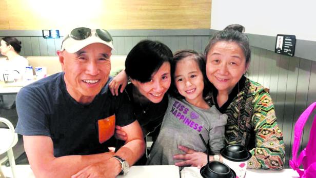 Liu Ja mit ihren Eltern und ihrer Tochter