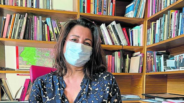 Vermag (unter der Maske) noch zu lächeln, leidet aber unter Entzugserscheinungen: Kulturstadträtin Veronica Kaup-Hasler