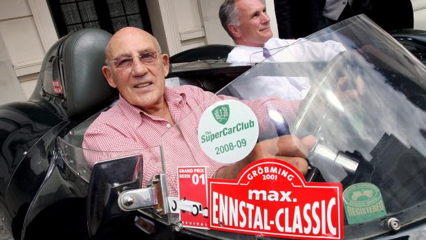 British racing legend Stirling Moss dead at 90