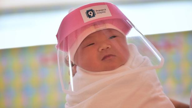 Thailand: Neugeborene bekommen Gesichtsschutz gegen Coronavirus