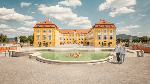 Auf einer virtuellen Tour kann man Schloss Hof auch derzeit erkunden.