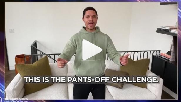 Trevor Noah präsentiert die „Pants-Off Challenge“ in einem Video für „The Daily Show“.