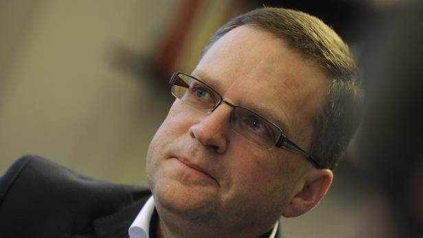 INTERVIEW: AUGUST WÖGINGER (ÖVP) Ein Mann mit Brille und Anzug blickt nachdenklich nach oben.