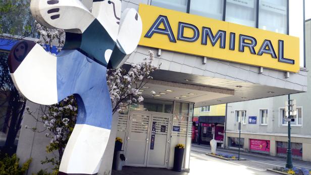 Eine bunte Skulptur vor dem Eingang eines Admiral Wettbüros.