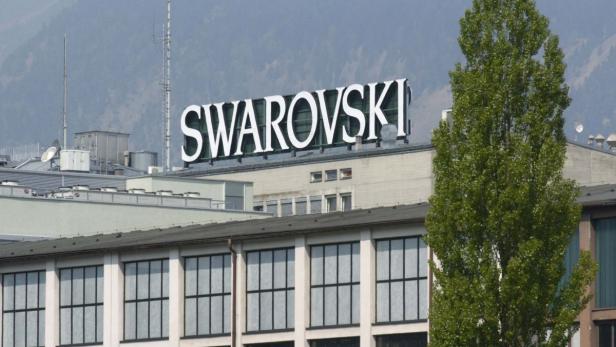 Das Swarovski-Firmengebäude mit dem großen Swarovski-Schriftzug auf dem Dach.