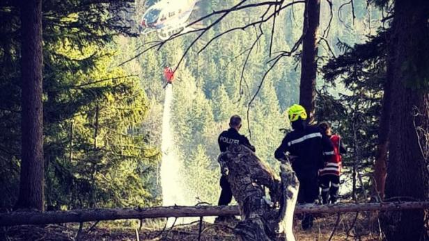 Mit Hilfe eines Polizeihubschraubers bekämpften die Feuerwehren den Waldbrand