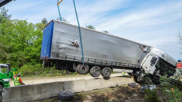 Lenker bei spektakulärem Lkw-Unfall in der Steiermark verletzt