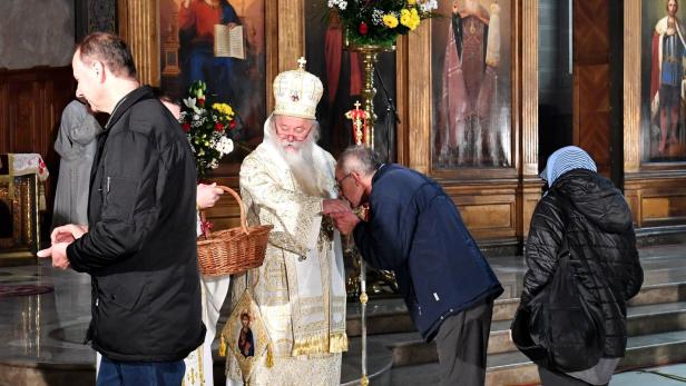 Der Patriarch in Sarajewo ließ sich ungeniert den Ring küssen