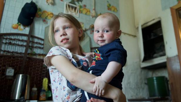 Der Schutz von Kindern und Jugendlichen vor allen Formen von Gewalt und Ausbeutung hat hohe Priorität. Ljubow (10) hält ihren Bruder Daniil (7 Monate), Kasachstan 2019.