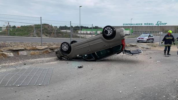 Spektakulärer Unfall in St. Pölten: Auto stürzte auf Firmengelände