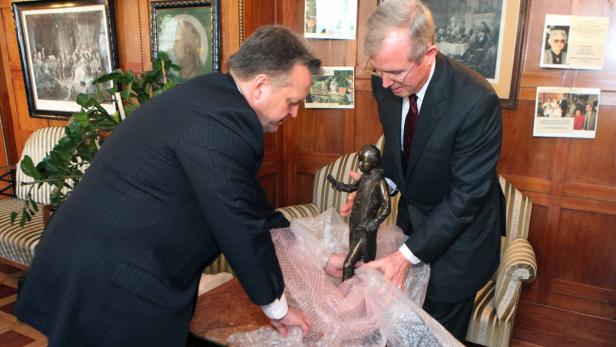 Die FBI-Männer Paulson und Schmidt lieferten die Bronze-Statue (Wert ca. 8000 Euro) persönlich ins Hotel