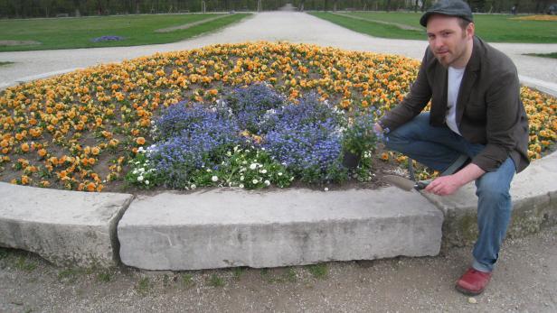 Peter Steinmayer dankt stellvertretend mit Blumen