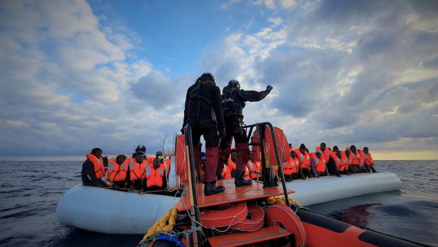 "Ocean Viking" fährt mit 180 Migranten in Hafen in Sizilien ein