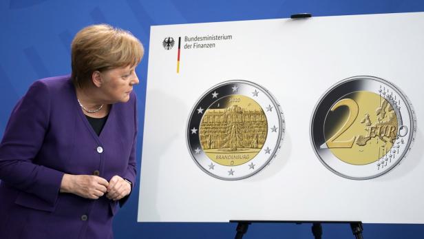 Neues Motto &quot;Mach kein Auge&quot;: Kanzlerin Angela Merkel bei der Präsentation einer Sondermünze im Februar 2020