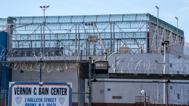 Gefägnisschiff Vernon C. Bain Correctional Center vor der Küste der South Bronx.
