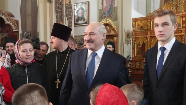 Alexander Lukaschenko feiert orthodoxe Ostern.