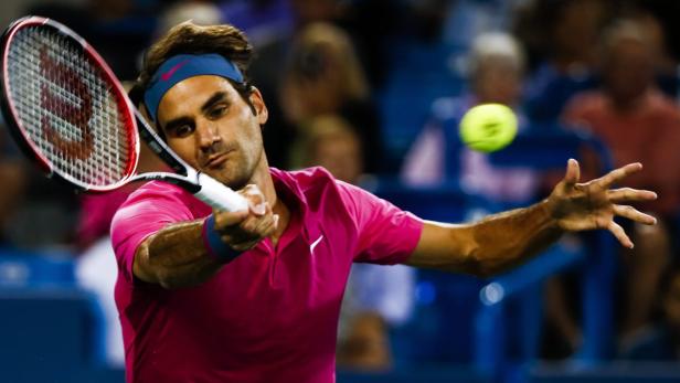 Roger Federer schlägt einen Tennisball während eines Spiels.