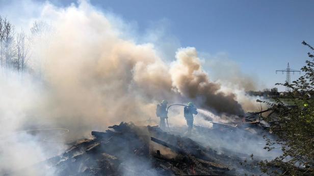 Feuerwehren kämpfen in Amstetten gegen zwei Flurbrände
