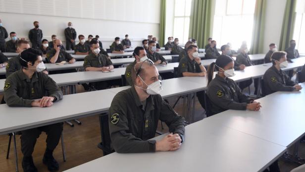 Mit Schutzmaske und genügend Abstand: Die Soldatinnen und Soldaten des 2. Jahrgangs sind zurück an der Militärakademie