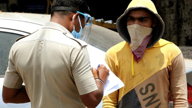 Indien: Polizei sperrt Corona-Regelbrecher mit Fake-Patient ein
