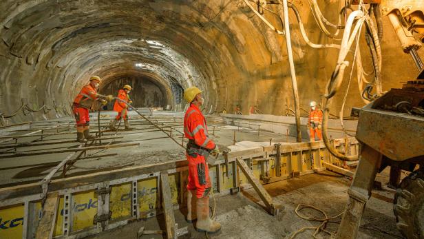Schutzmasken sind für die Arbeiter beim Bau des riesigen Tunnels nichts Neues