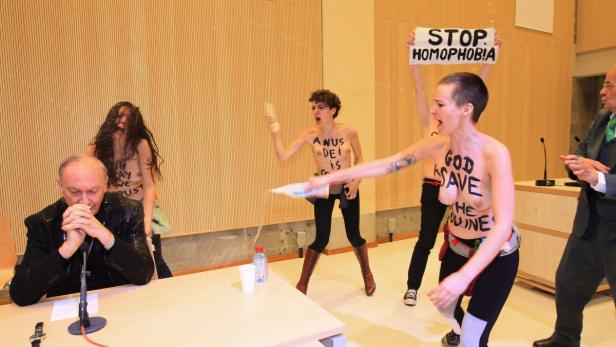 Activists from women&#039;s rights group Femen spray water at Belgian Archbishop of Mechelen-Brussels and Primate of Belgium Andre-Joseph Leonard (L) during a conference at Brussels university ULB April 23, 2013. REUTERS/Yves Herman (BELGIUM - Tags: CIVIL UNREST POLITICS RELIGION) TEMPLATE OUT