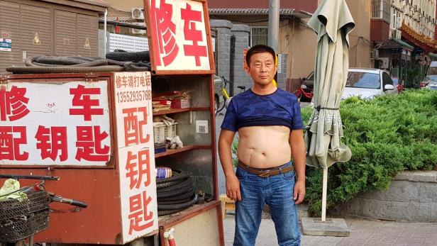 Dieser Mann trägt einen sogenannten &quot;Peking-Bikini&quot;.