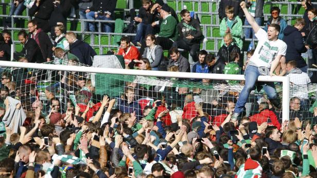 Die Werder-Fans feierten die Last-Minute-Rettung wie einen Meistertitel.