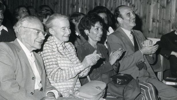 Otto Molden (re.) holte die Intellektuellen nach Alpbach, darunter den Philosophen Sir Karl Popper – im Bild zusammen mit Poppers Frau Hennie und Koschka Hetzer.
