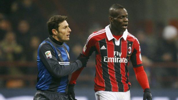 Inter Milan&#039;s Javier Zanetti (L) talks to AC Milan&#039;s Mario Balotelli during their Italian Serie A soccer match at the San Siro Stadium in Milan February 24, 2013. REUTERS/Tony Gentile (ITALY - Tags: SPORT SOCCER)