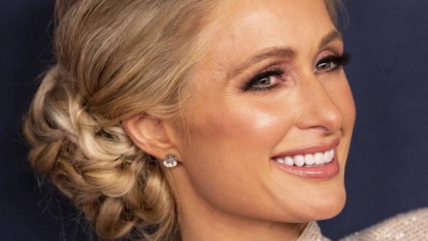 "Happy End": Paris Hilton lässt sich auf ihrem Weg zum Altar begleiten