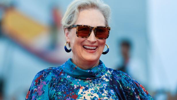Mit Whiskey und Bademantel: Meryl Streep gibt Instagram-Debüt