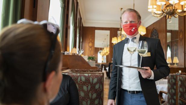 Alois Wurzer ist Serviceleiter im Café Landtmann. Ab 15. Mai wird er mit Maske servieren