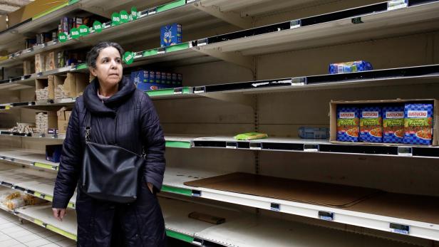 13. März bei Carrefour in Gennevilliers bei Paris: Leere Regale