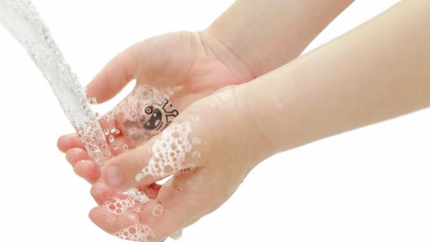 Der Stempelabdruck auf der Hand erinnert ans Händewaschen