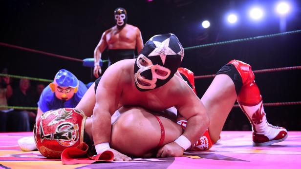 Mexikanische Wrestler kämpfen mit Nähmaschinen gegen Corona