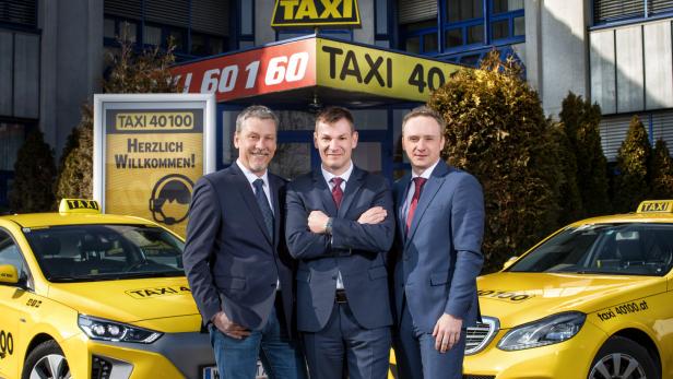 (im Bild rechts) leitet zusammen mit Christian Holzhauser und Manfred Schmid die Taxivermittlung 40100